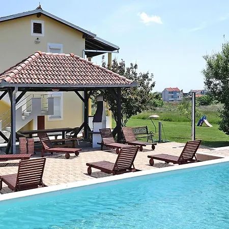 Lug 2, New And Comfortable With Pool Apartman Privlaka