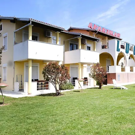 Lug 2, New And Comfortable With Pool Appartement