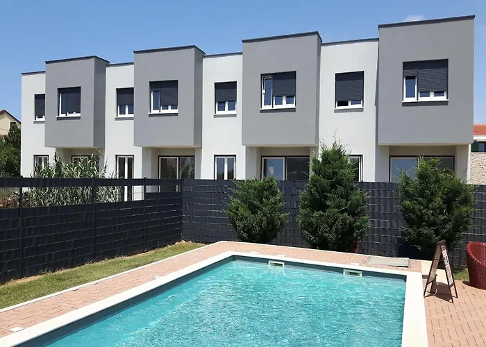 Lug 2, New And Comfortable With Pool Appartement *