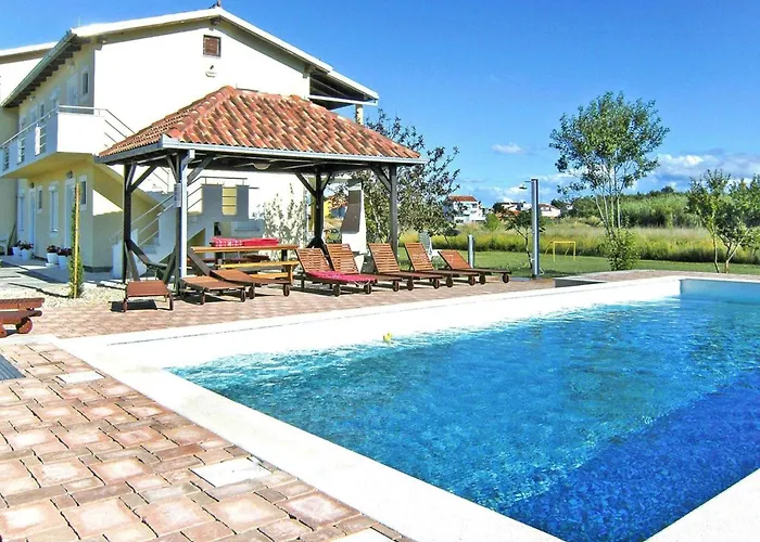 Lug 2, New And Comfortable With Pool *